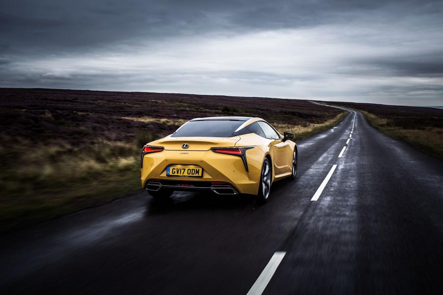  Lexus LC500 2017 года  (UK) (фото 10 из 40)